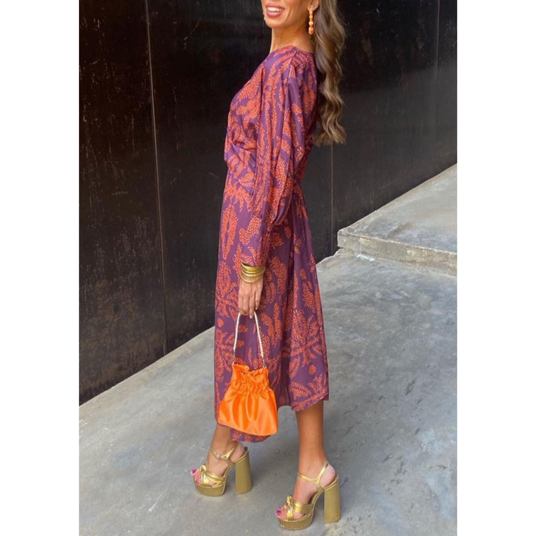 Elegancka sukienka midi w stylu boho z dekoltem V i wiązaniem w talii