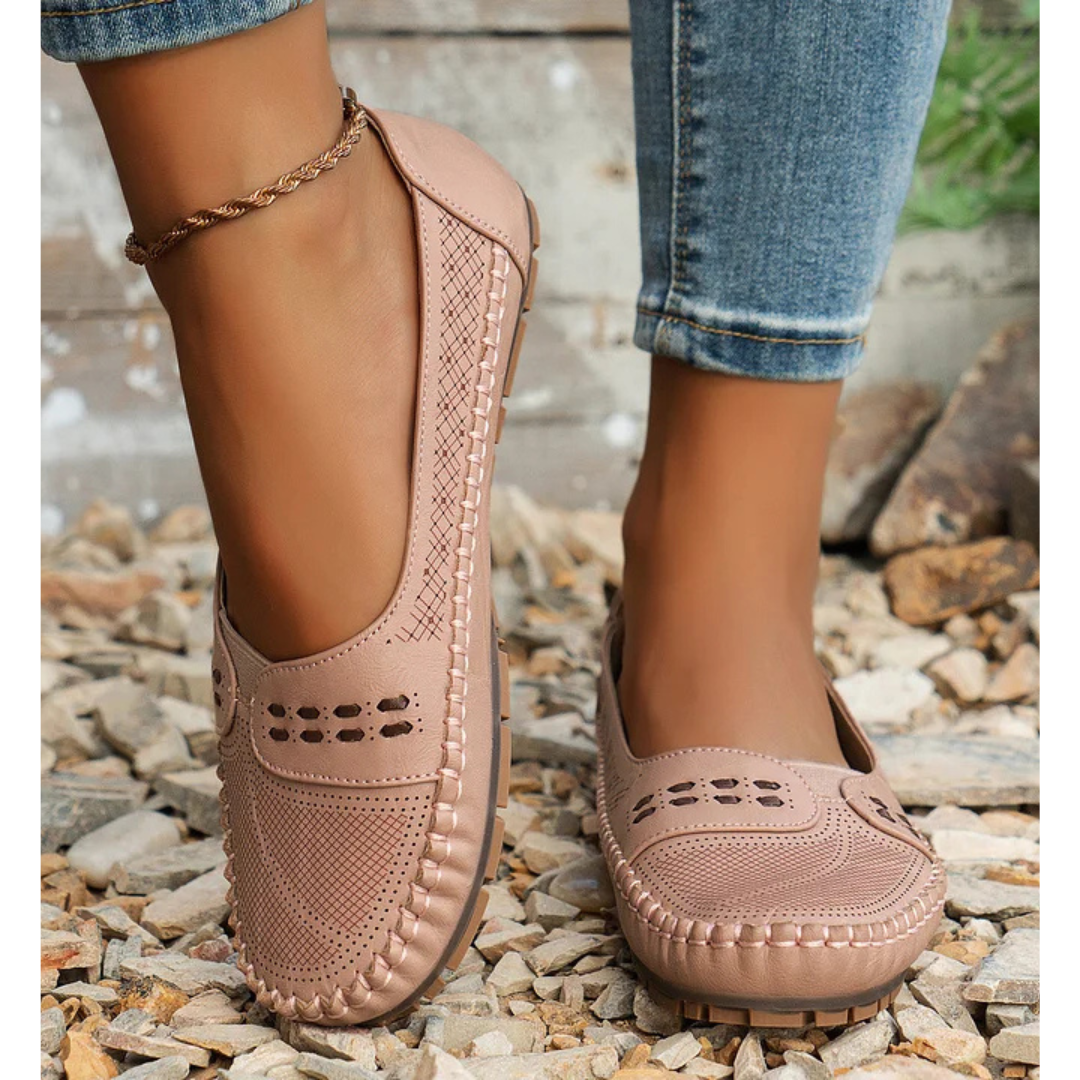 Damskie buty wsuwane z perforowanym wzorem, okrągłym noskiem i płaską podeszwą