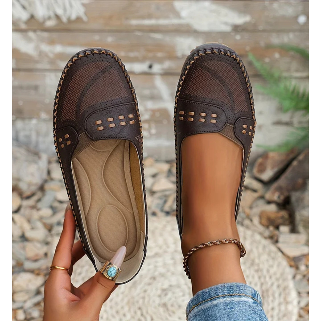 Damskie buty wsuwane z perforowanym wzorem, okrągłym noskiem i płaską podeszwą