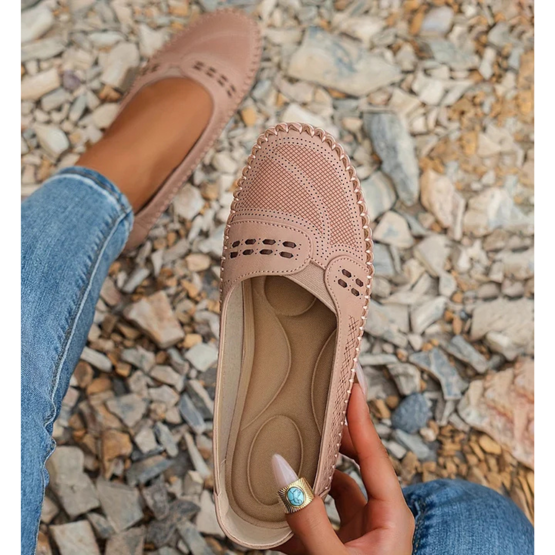 Damskie buty wsuwane z perforowanym wzorem, okrągłym noskiem i płaską podeszwą