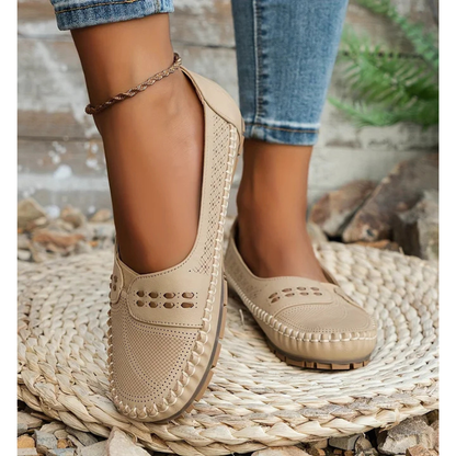 Damskie buty wsuwane z perforowanym wzorem, okrągłym noskiem i płaską podeszwą