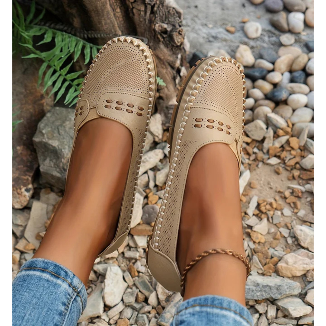 Damskie buty wsuwane z perforowanym wzorem, okrągłym noskiem i płaską podeszwą