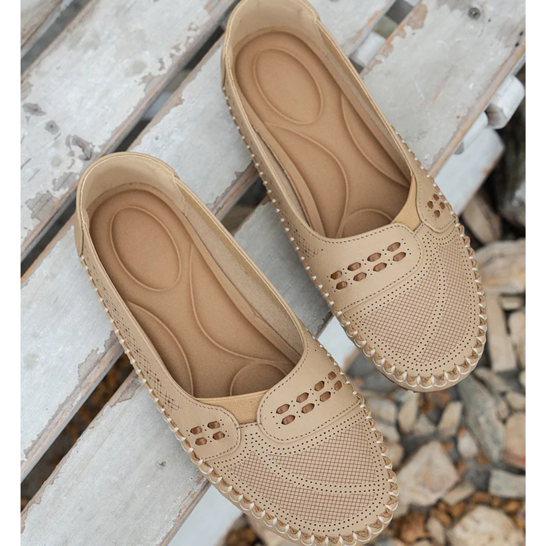 Damskie buty wsuwane z perforowanym wzorem, okrągłym noskiem i płaską podeszwą