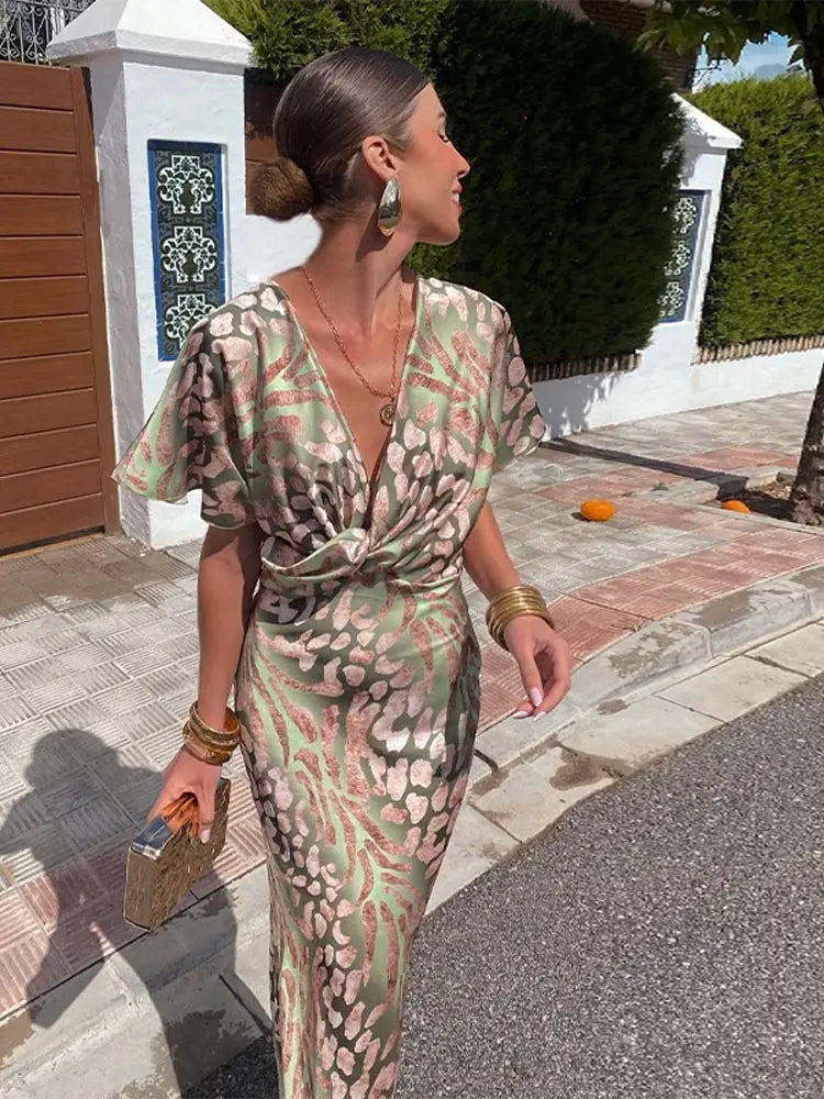 Elegancka midi sukienka Diva z kopertowym krojem i zwiewnymi rękawami, idealna na specjalne okazje 1