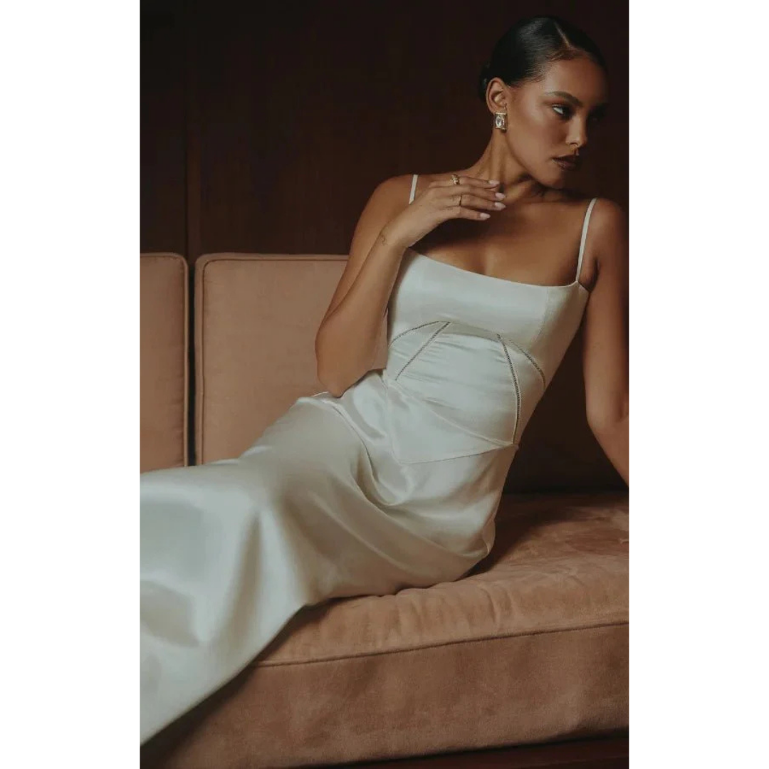Elegancka sukienka maxi z gorsetową górą i rozkloszowanym dołem