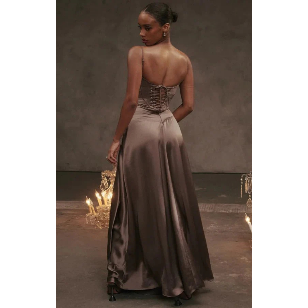 Elegancka sukienka maxi z gorsetową górą i rozkloszowanym dołem