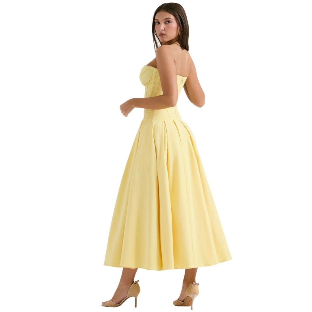 Elegancka sukienka midi bez ramiączek z gorsetową górą