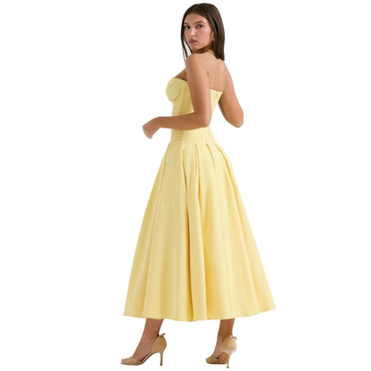 Elegancka sukienka midi bez ramiączek z gorsetową górą