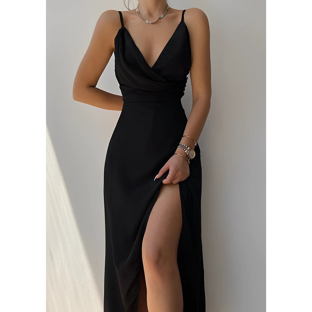 Elegancka sukienka slip z dekoltem V i rozcięciem na nodze