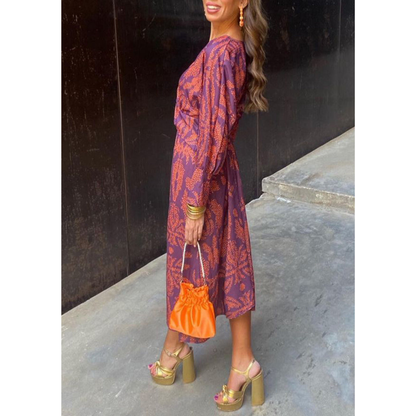 Elegancka sukienka midi w stylu boho z dekoltem V i wiązaniem w talii