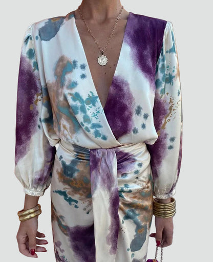 Elegancka sukienka midi z wiązaniem i modnym wzorem tie dye, idealna na letnie wyjścia i specjal 2